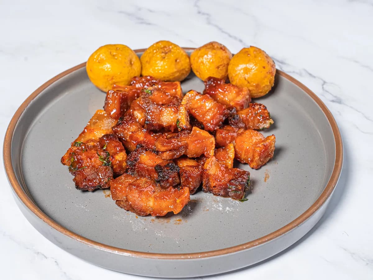 A serving of Chicharrón con salsa de guayaba