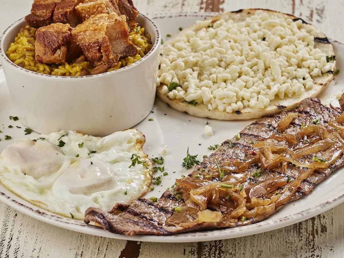 A plate of Calentado El Balcón