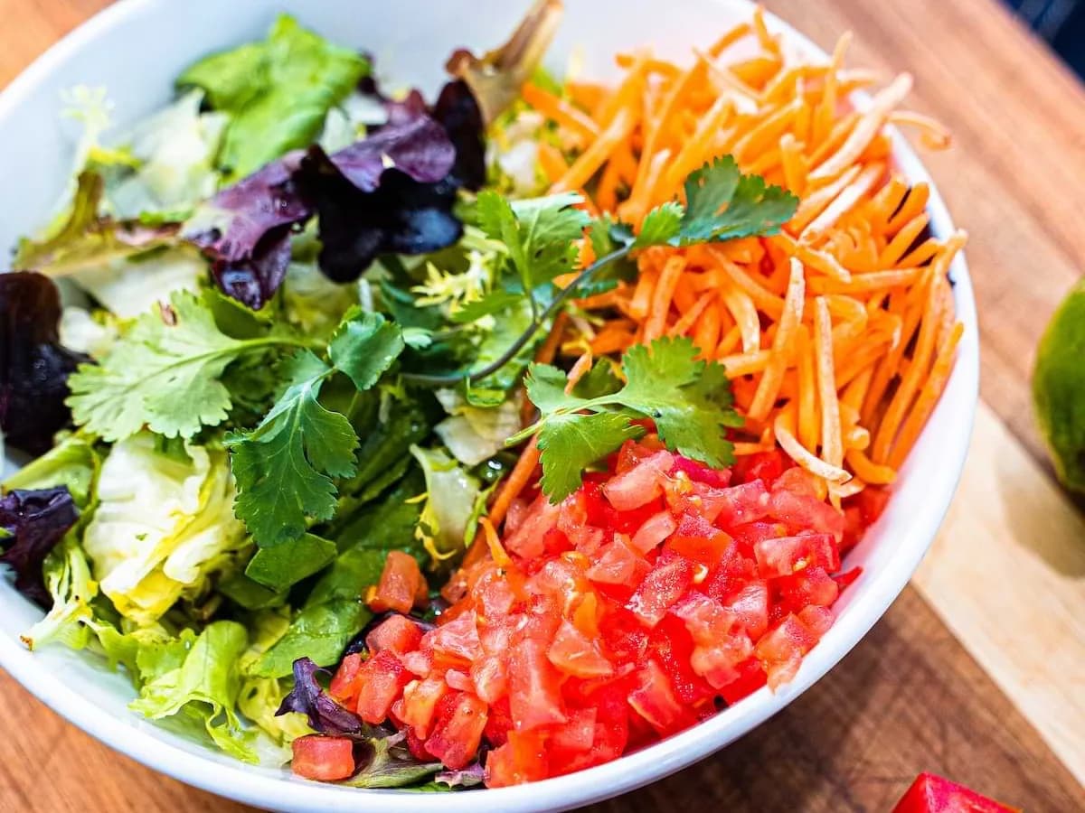 A plate of Ensalada de la Casa
