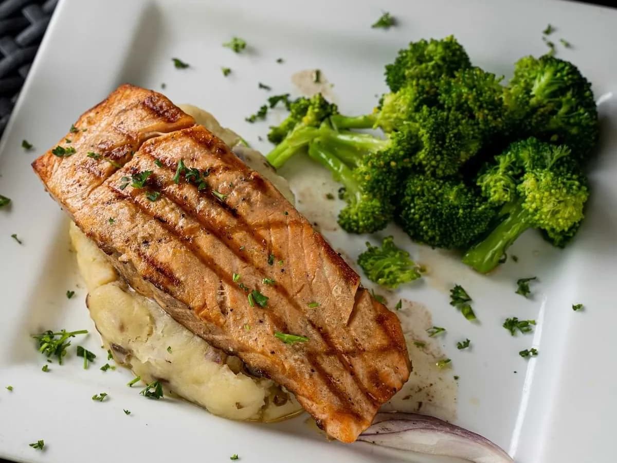 A plate of Filete de Salmón