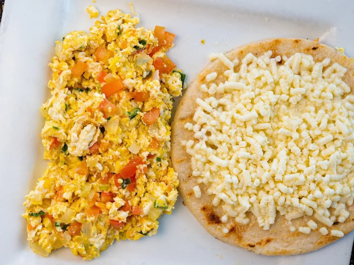 A plate of Huevos Pericos