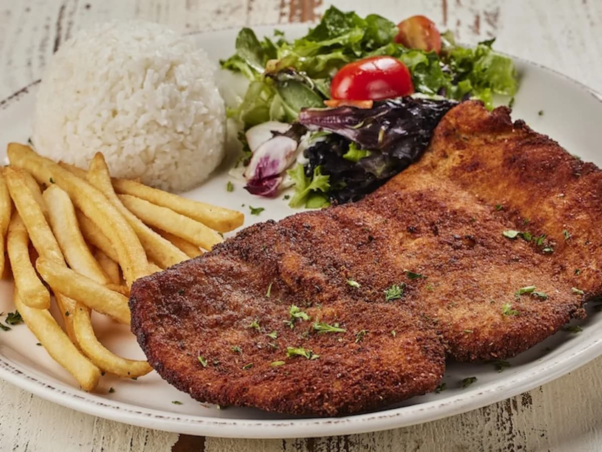 A plate of Milanesa de Pollo