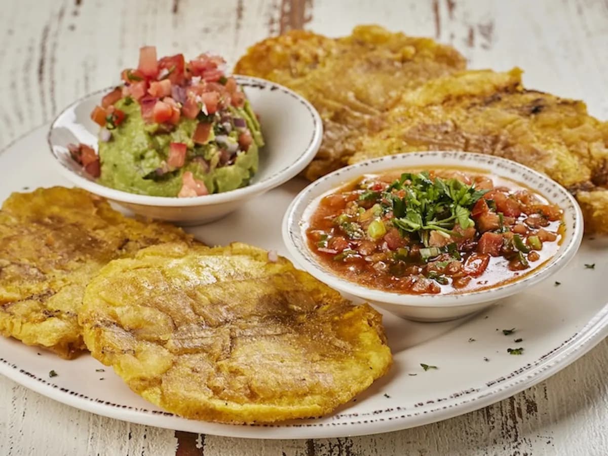 A serving of Patacón con Guacamole y Hogao