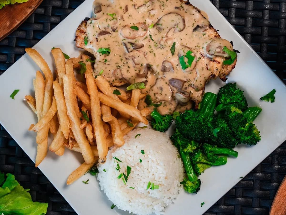 A plate of Pechuga con Champiñones
