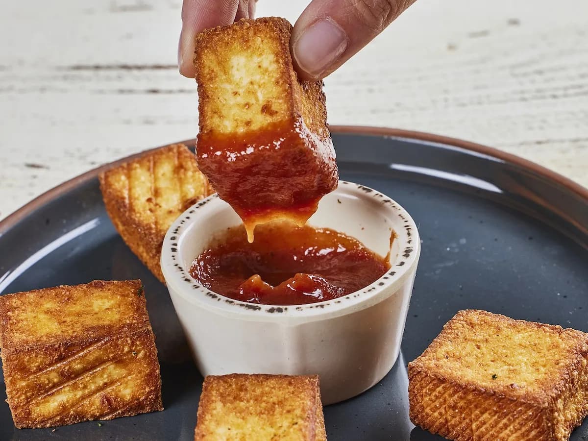 A serving of Queso frito con guayaba